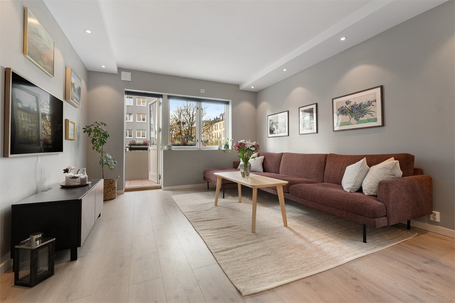 Fra stuen er det direkte utgang til en sydvestvendt balkong