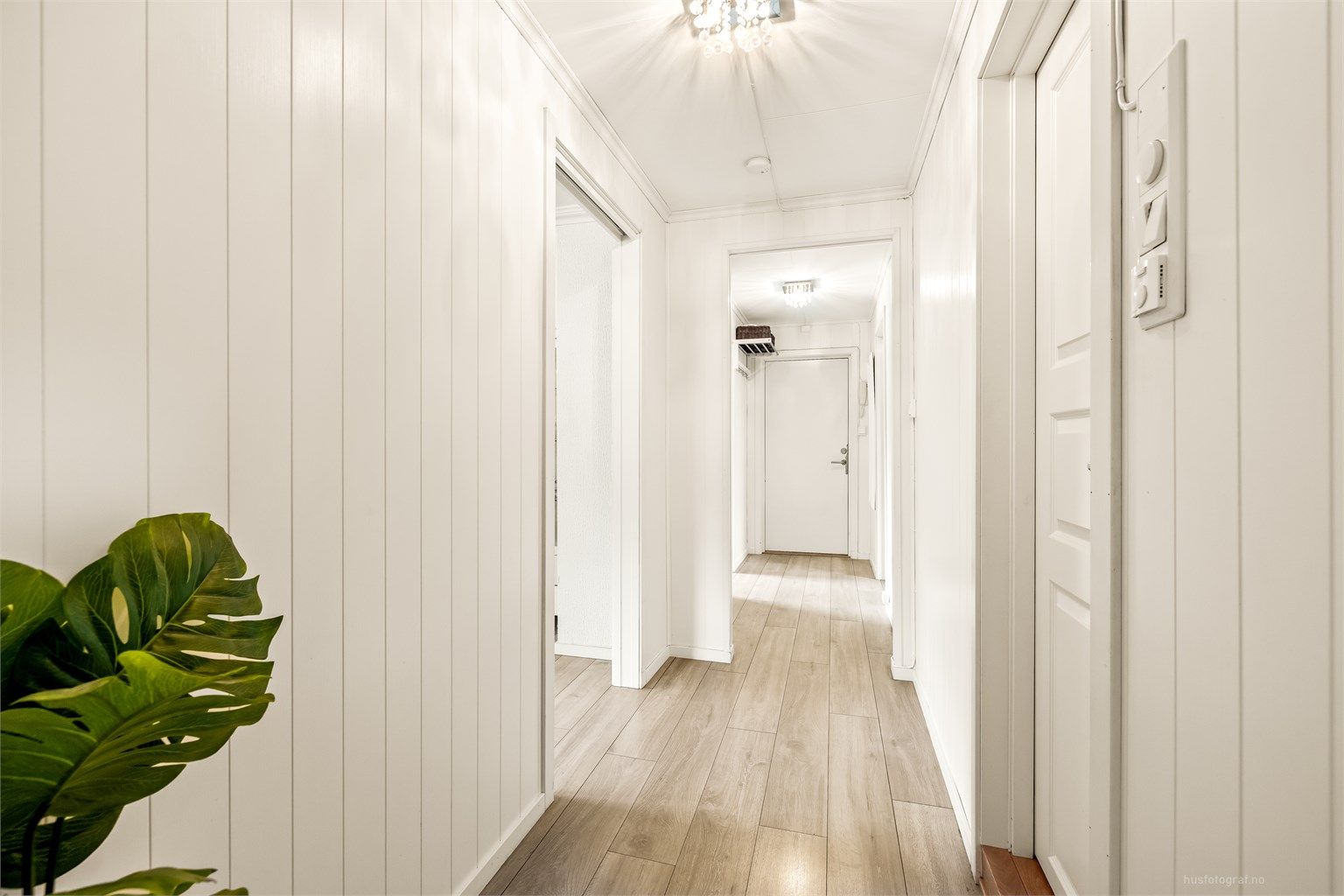 Fra gangen er det adkomst til alle rom, noe som gir en praktisk og oversiktlig bolig.