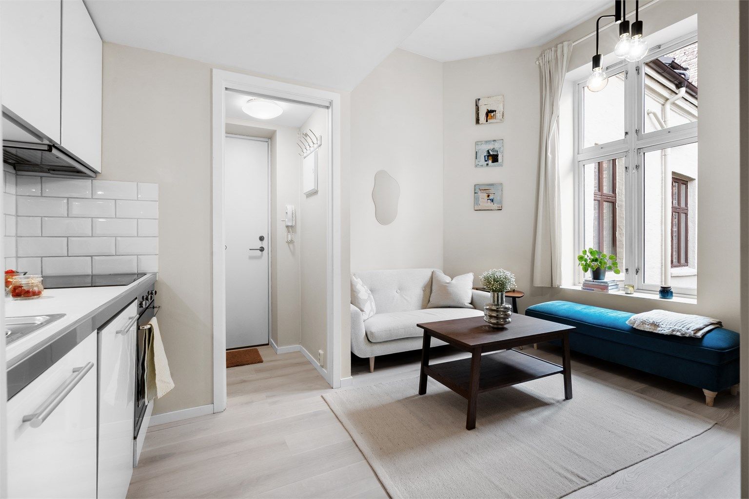 God takhøyde på helt opp til 3.20 og store vindusflater bidrar til en god romfølelse. 