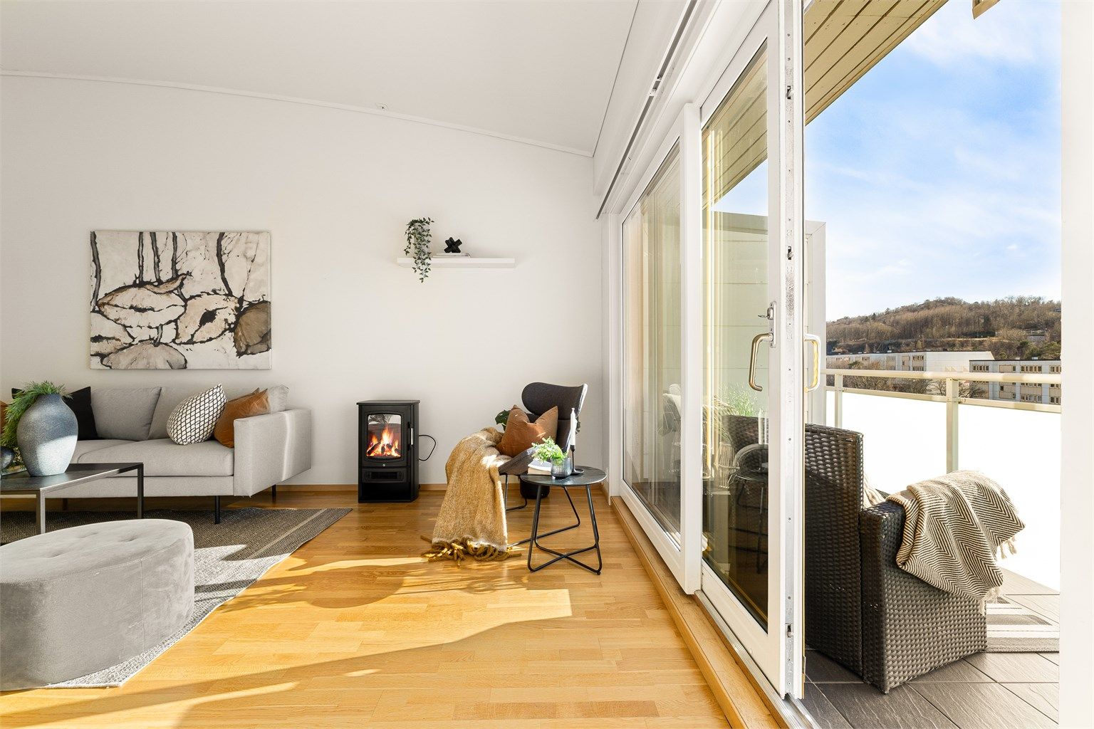 Fra stuen er det utgang til en balkong med fine sol- og utsiktsforhold.