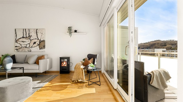 Fra stuen er det utgang til en balkong med fine sol- og utsiktsforhold.