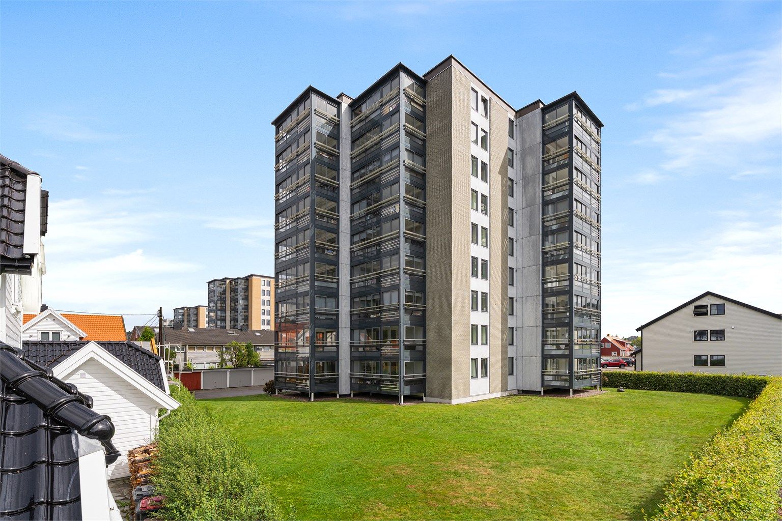 Velkommen til Kjempevein 5 - En lys og romslig 3-roms andelsleilighet sentralt på Lund med solrik innglasset balkong, heis og felles parkering på området. 