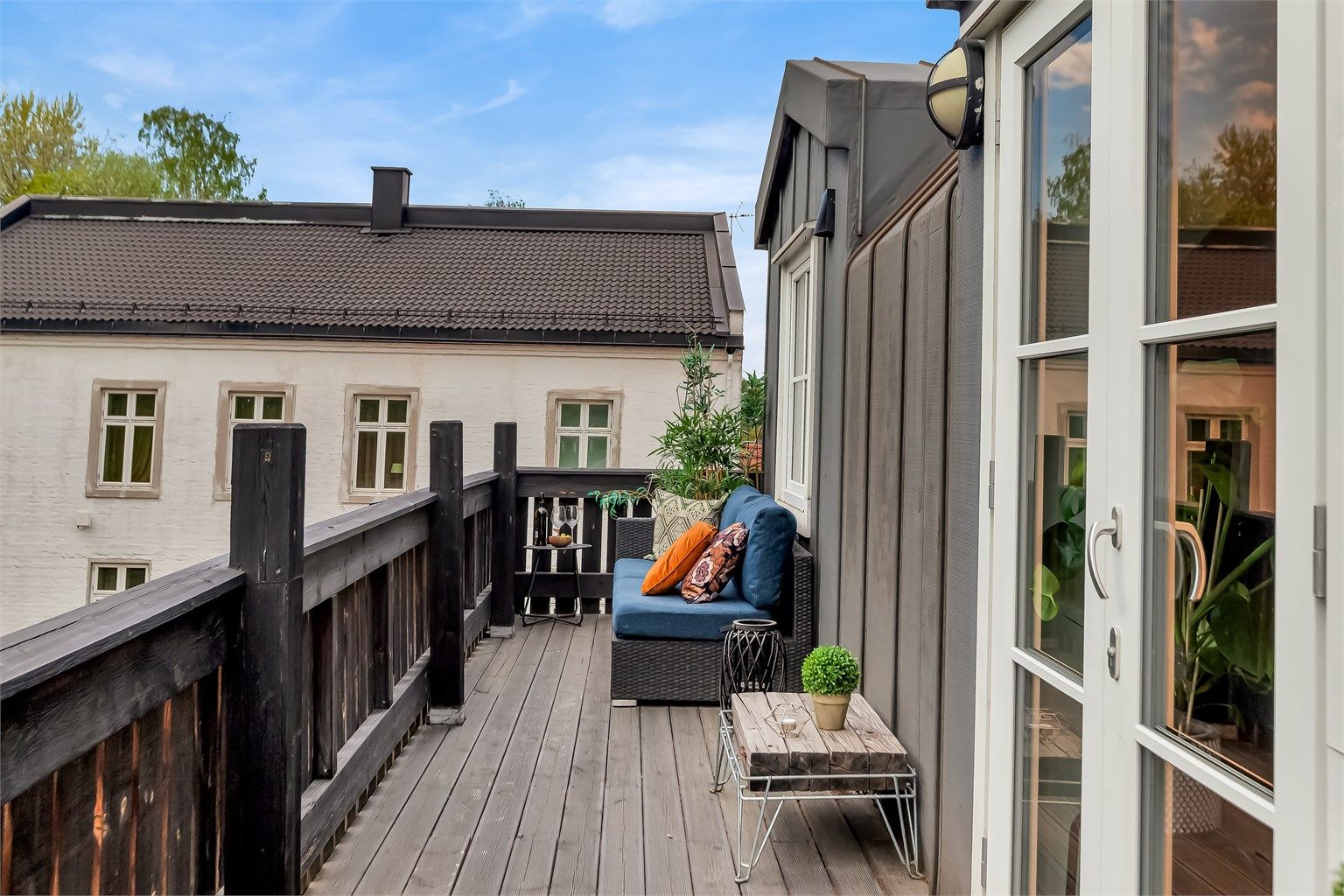 Balkongen er sørvendt med gode solforhold. 