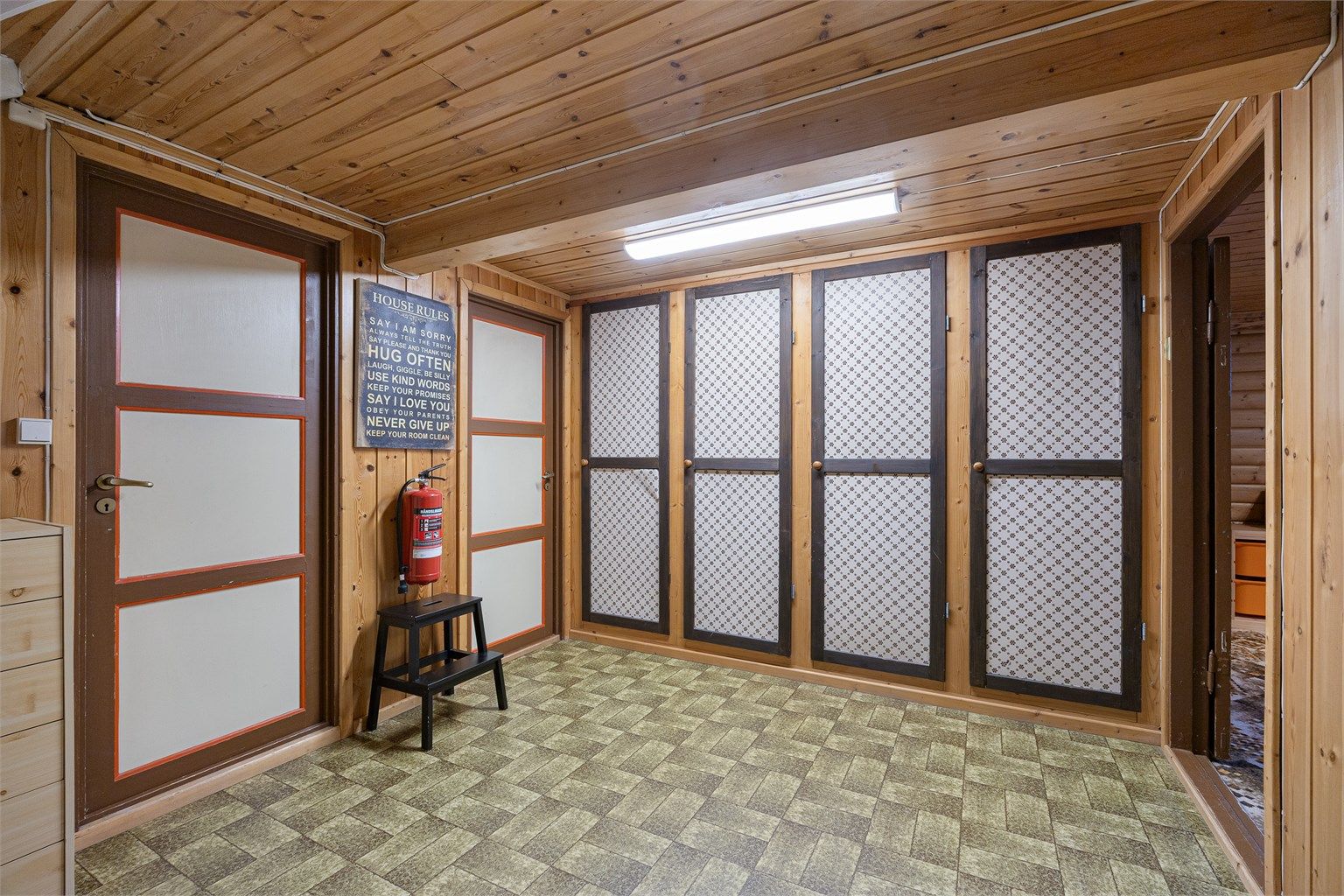 Kjelleren byr på rikelig med lagringsplass i flere boder.