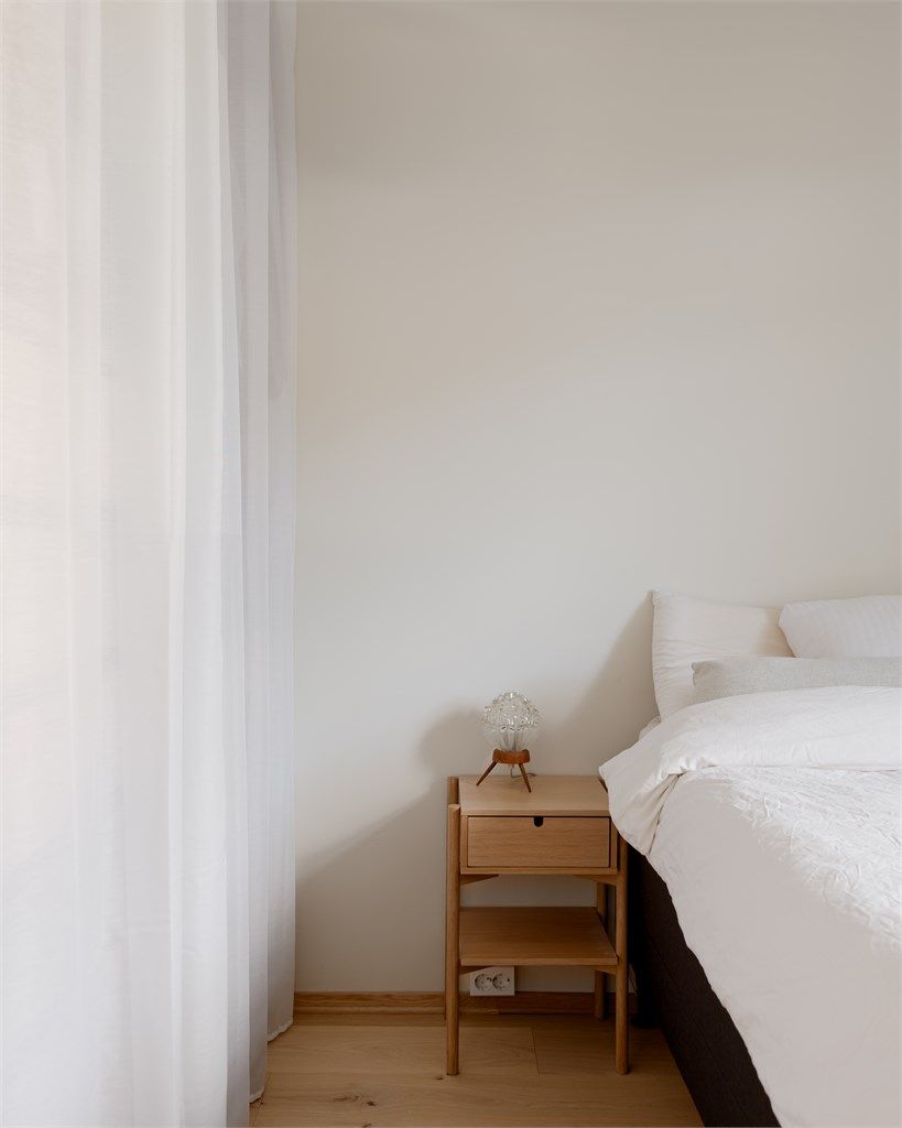 Detaljene på soverommet er enkle, gjennomtenkte og rolige – perfekt for å lande for kvelden.