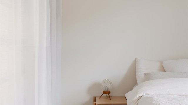 Detaljene på soverommet er enkle, gjennomtenkte og rolige – perfekt for å lande for kvelden.