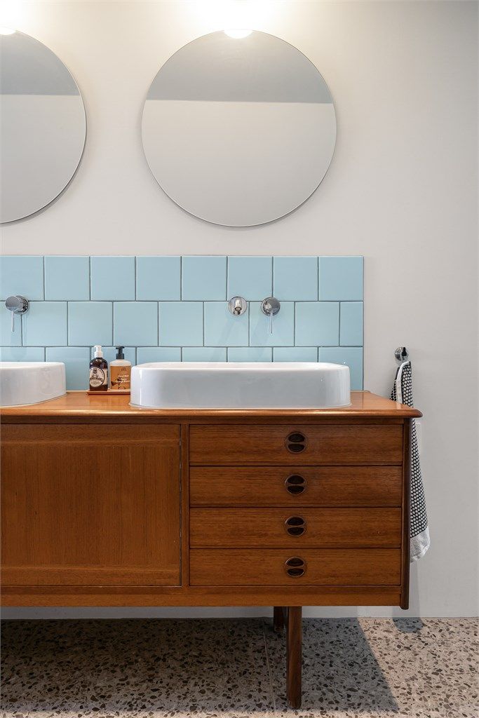 Badet i andre etasje ble oppgradert i 2021. To toppmonterte servanter og innebygde blandebatterier i vegg.