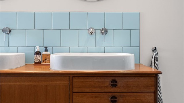 Badet i andre etasje ble oppgradert i 2021. To toppmonterte servanter og innebygde blandebatterier i vegg.