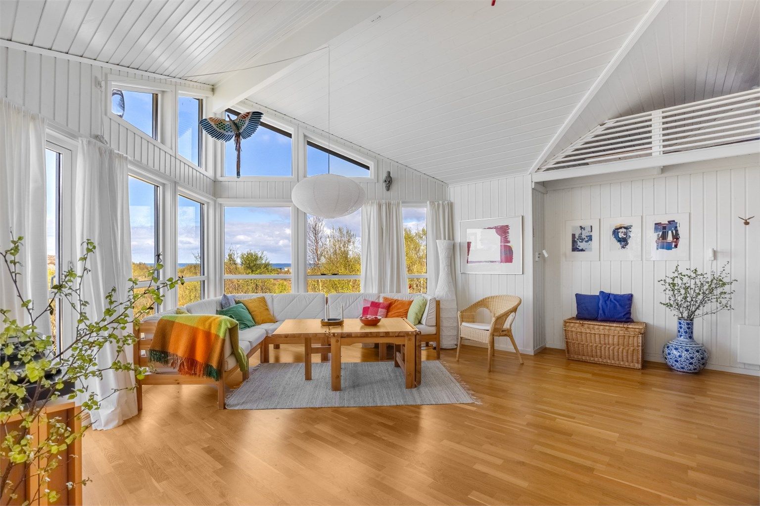 Stue- og kjøkkenarealet måler til sammen romslige 47 kvm. 