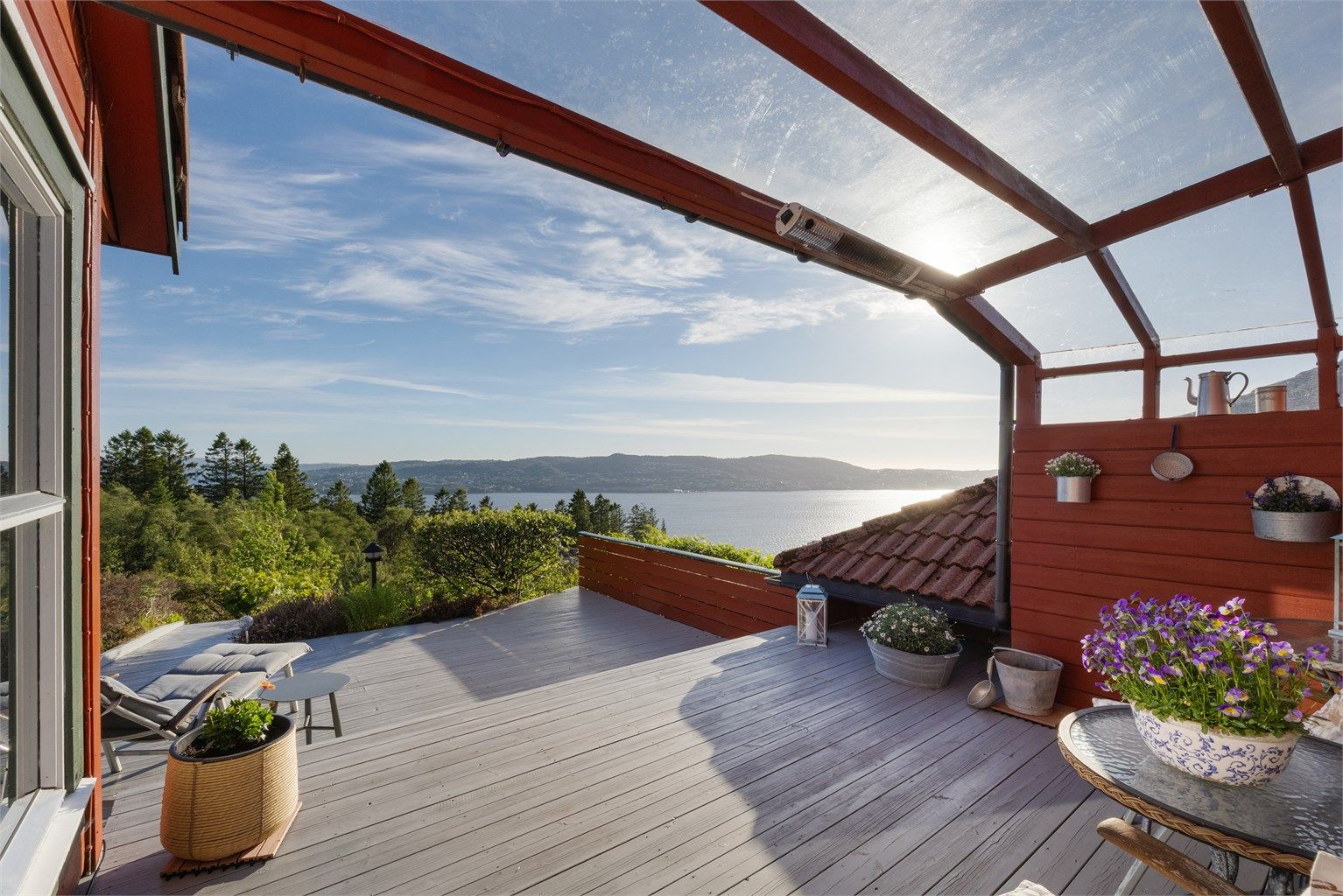 Fra stuen kommer man ut til en stor terrasse som er utmerket til å nyte varme sommerdager.