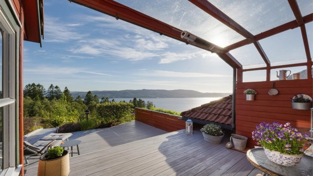 Fra stuen kommer man ut til en stor terrasse som er utmerket til å nyte varme sommerdager.