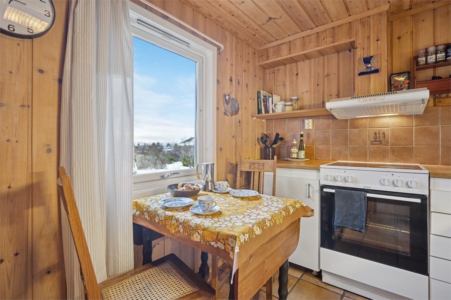 Her er det plass til hvitevarer, og en koselig spiseplass til frokost og små måltider.