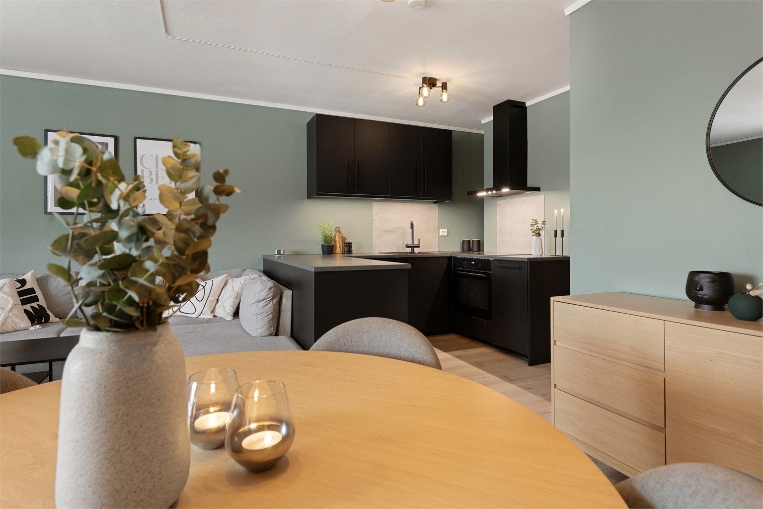 Fra spisestuen mot kjøkken.