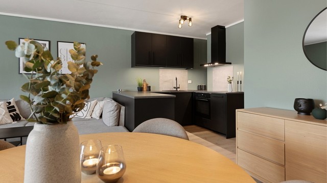 Fra spisestuen mot kjøkken.