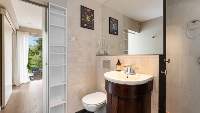 Moderne og flislagt baderom med gulvvarme og downlights