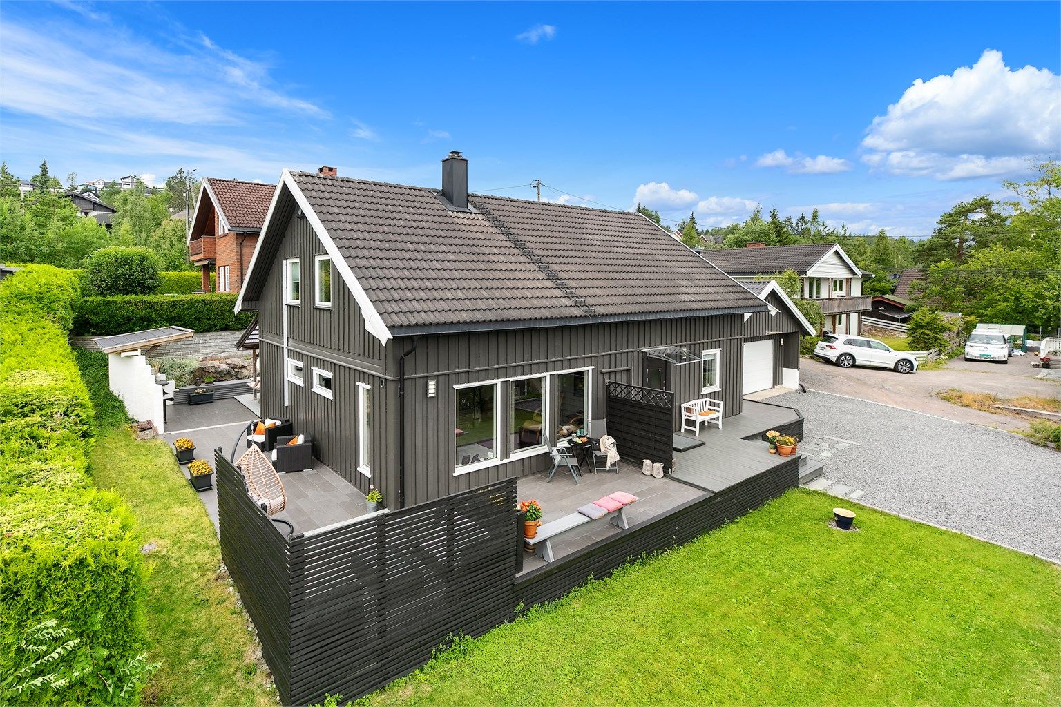 Velkommen til Utsiktsveien 29A! En koselig og innholdsrik enebolig med herlige uteplasser og dobbelgarasje med el-bil lader. Foto: Digit Media AS - Fotograf Jørgen Sørebø