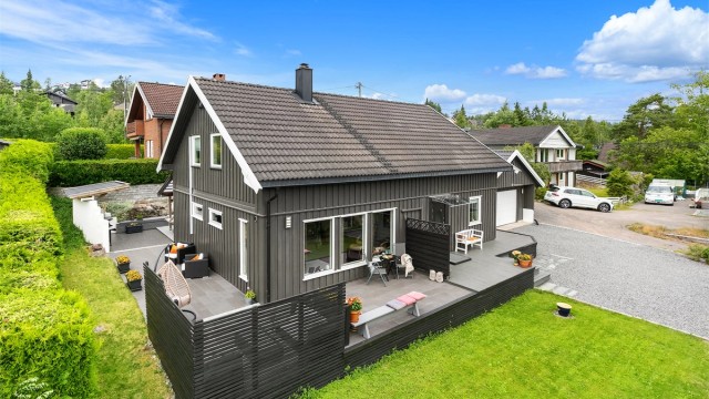 Velkommen til Utsiktsveien 29A! En koselig og innholdsrik enebolig med herlige uteplasser og dobbelgarasje med el-bil lader. Foto: Digit Media AS - Fotograf Jørgen Sørebø