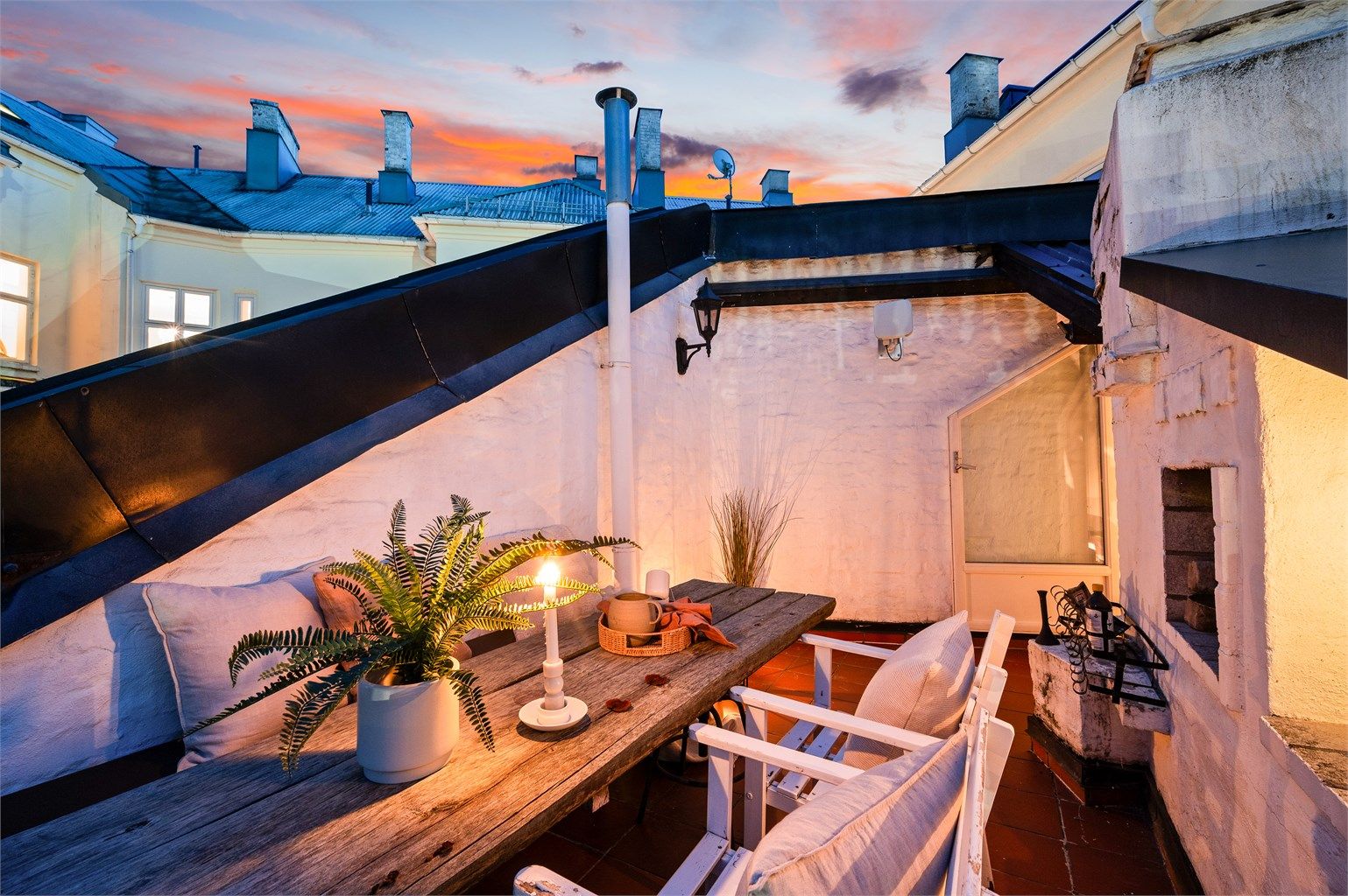 Solrik og usjenert privat takterrasse (ikke omsøkt eller godkjent).