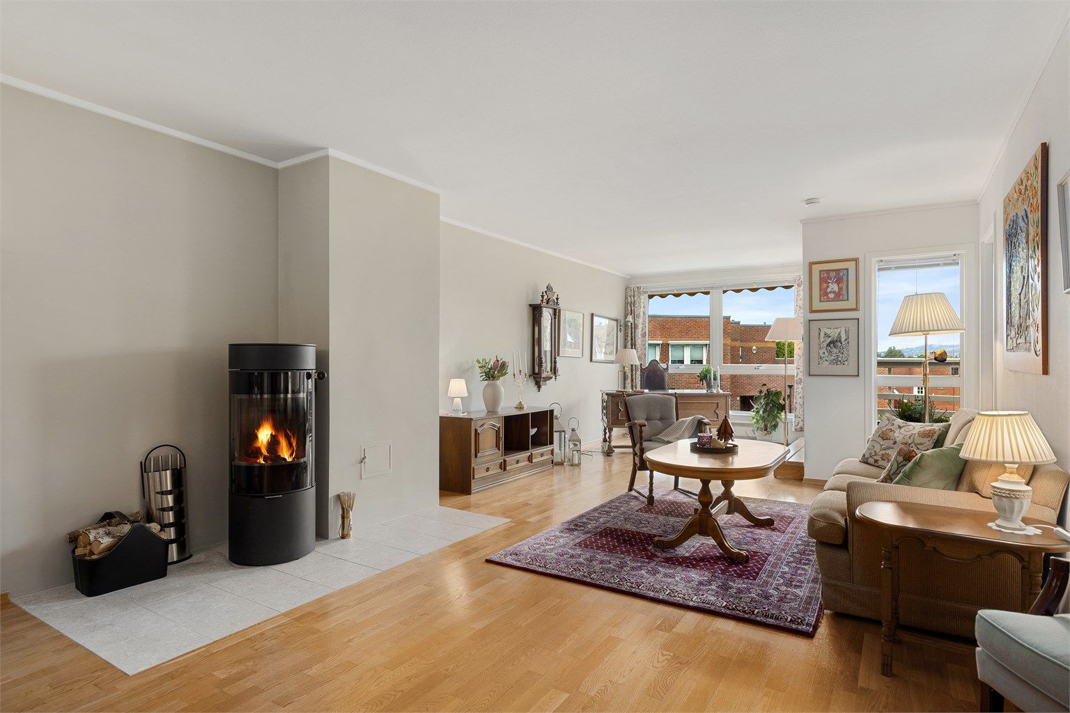 God intern beliggenhet i byggets 2. etasje med fin utsikt