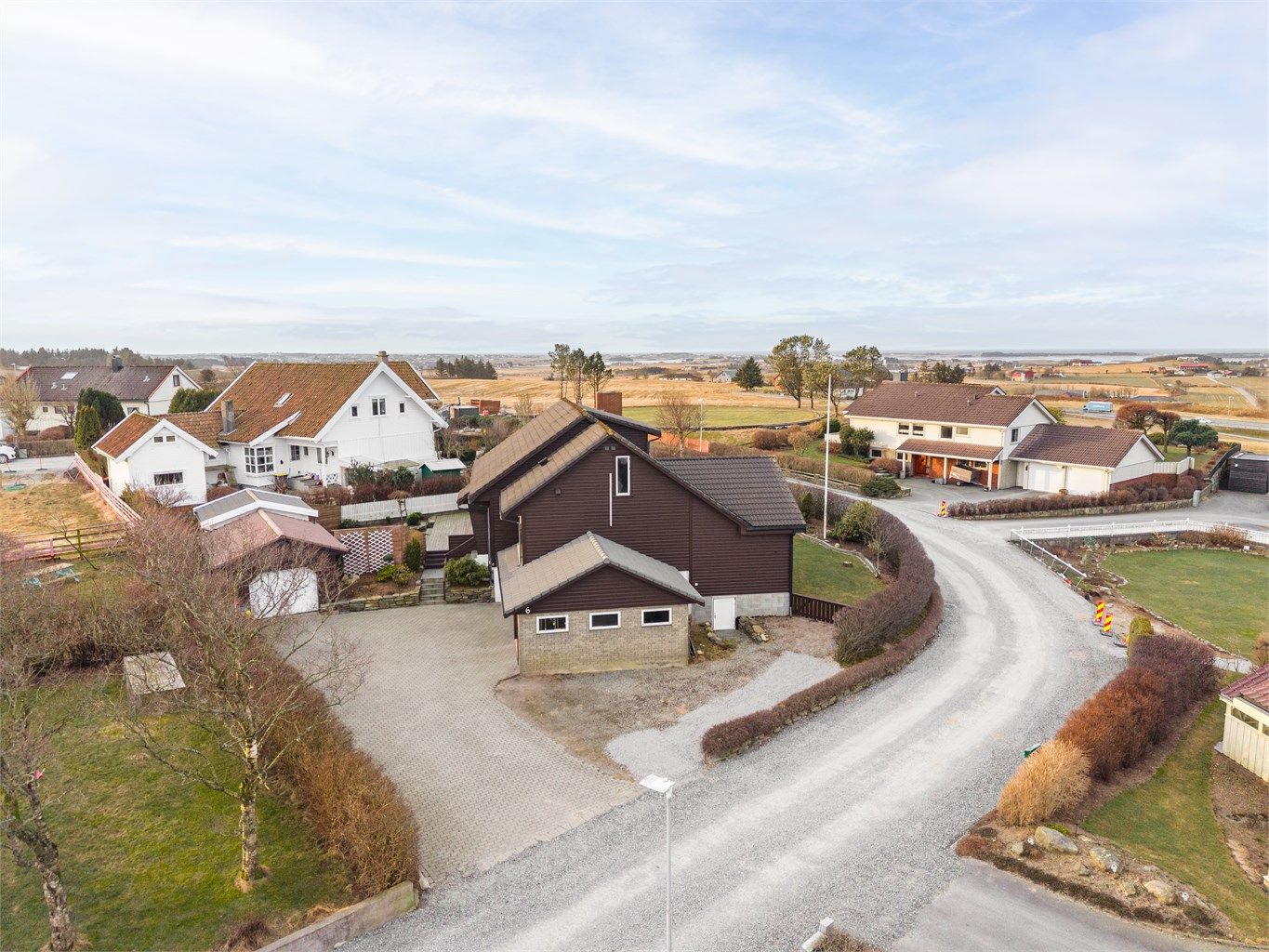 Gårdsrommet er steinbelagt og gir rikelig med parkeringsplass til seg selv og gjester. Det er også 2 garasjer i tillegg, der den ene har el.bil lader 
(Tesla wall connector med egen 40A jordfeilautomat og lader er stilt til 32A ifølge papirer fra El-team)