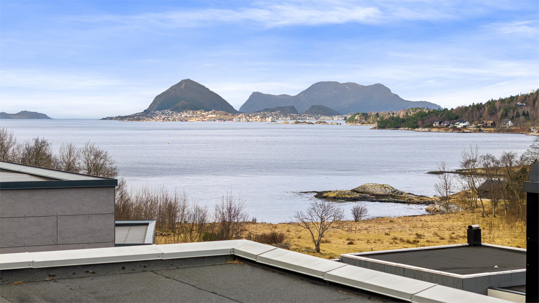 Utsikten fra takterrassen strekker seg over Borgundfjorden og mot sentrum