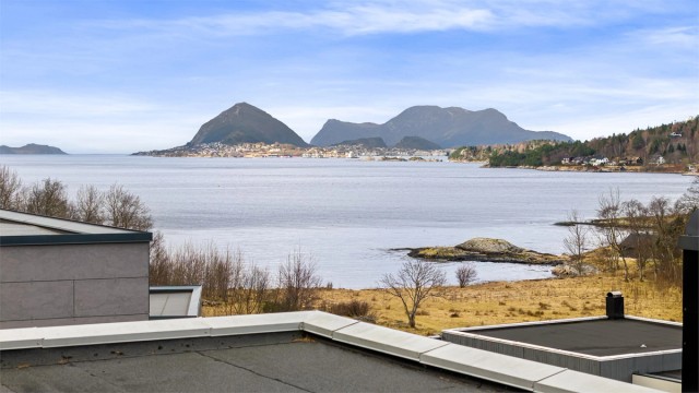 Utsikten fra takterrassen strekker seg over Borgundfjorden og mot sentrum
