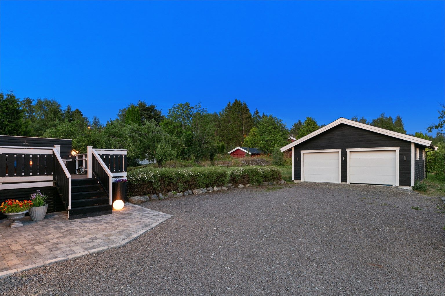 På tomten har boligen en stor og gruslagt gårdsplass for ytterligere parkering. Øvrig parkering etter områdets gjeldende bestemmelser.

