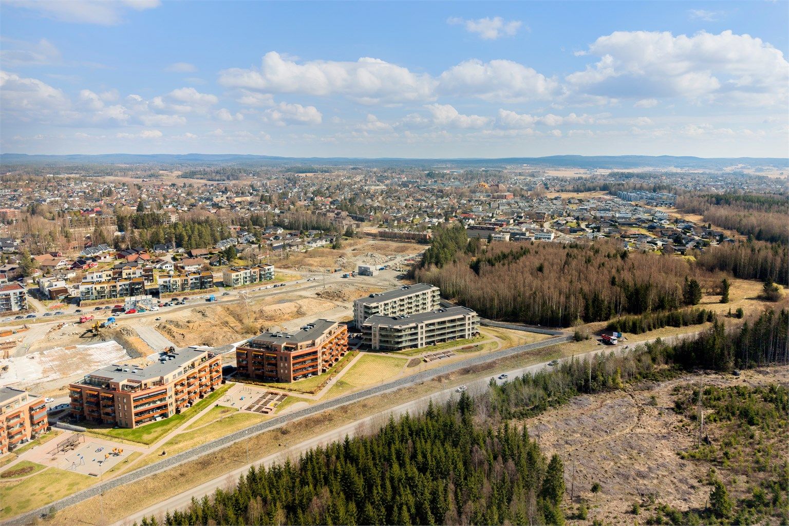 Skifabrikken har en landlig beliggenhet med kort vei til turområder, samtidig som Ski sentrum er lett tilgjengelig.