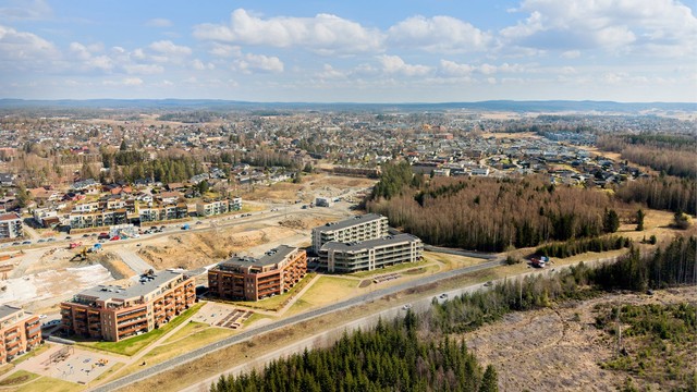 Skifabrikken har en landlig beliggenhet med kort vei til turområder, samtidig som Ski sentrum er lett tilgjengelig.
