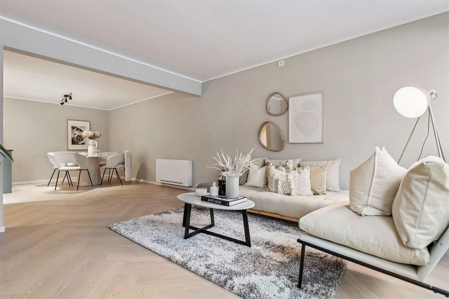 Stilrene overflater og gjennomgående moderne uttrykk – leiligheten er betydelig påkostet i 2025. Stuen har god plass til sofagruppe med tilhørende TV-møblement og stor spisegruppe. 