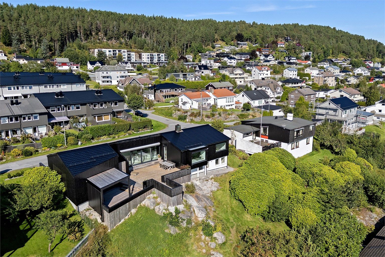 Eiendommen ligger i et etablert boligområde rett øst for Hatlane barneskole