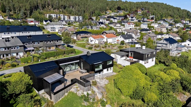 Eiendommen ligger i et etablert boligområde rett øst for Hatlane barneskole