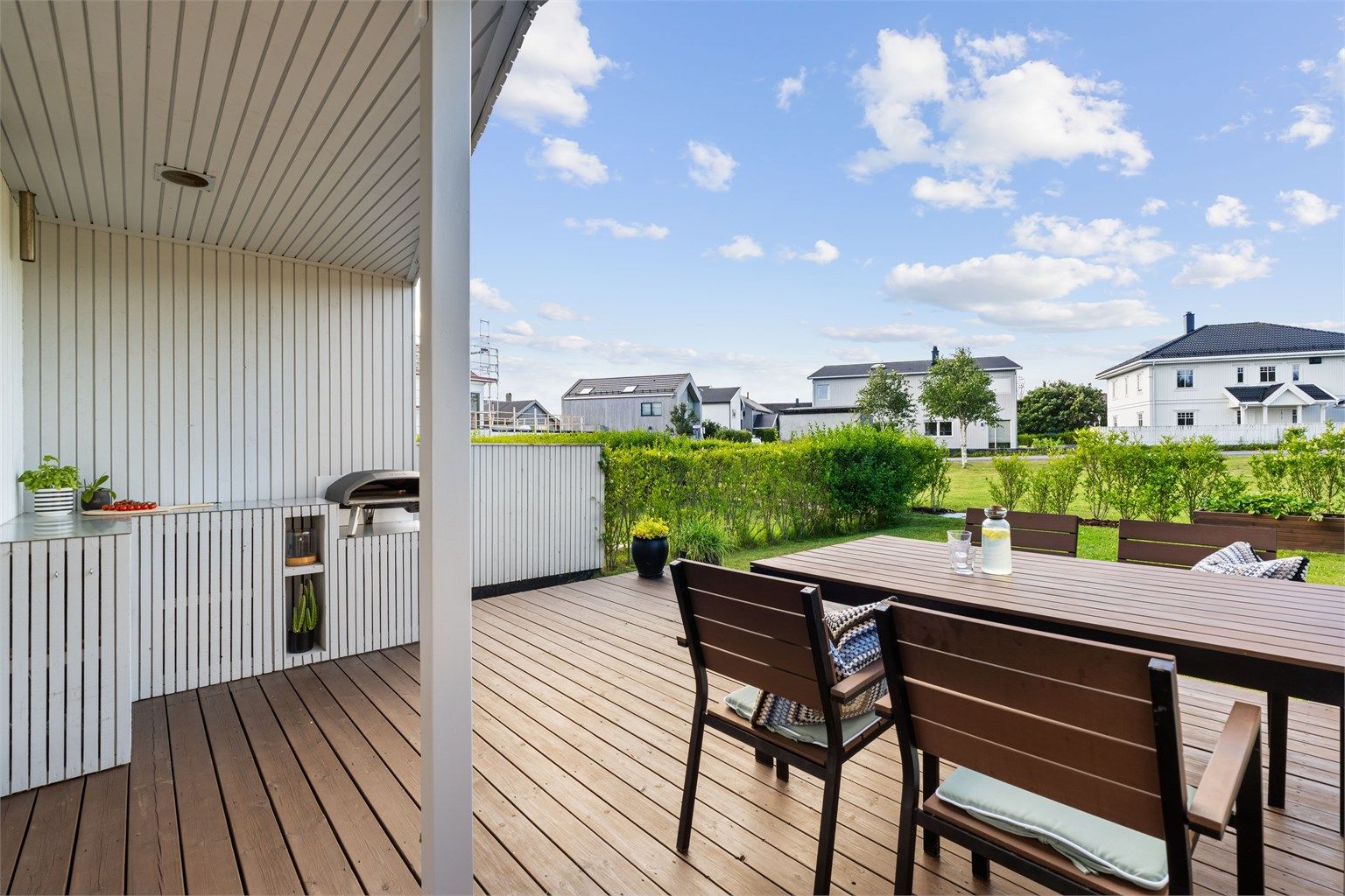 Stor treplatting på 21 m² med god plass til utemøbler og grill.