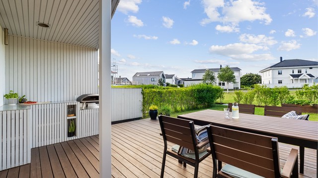 Stor treplatting på 21 m² med god plass til utemøbler og grill.