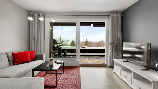 Store vindusflater slipper rikelig med lys inn