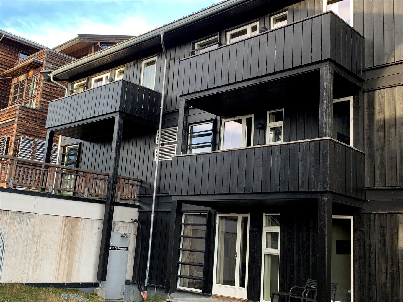 8 kvm. solrikt balkong med fin utsikt mot vannet og piazzaen m.m