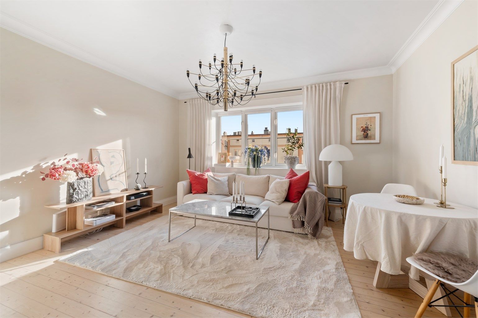 Her er det god plass til både sofagruppe, salongbord og tv-seksjon, og man med enkelthet innrede etter eget ønske og personlige stil. 