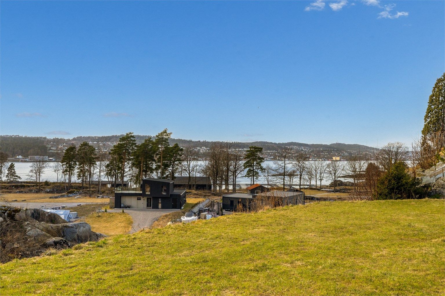 Det er ikke noe å si på utsikten fra stue eller terrassen.