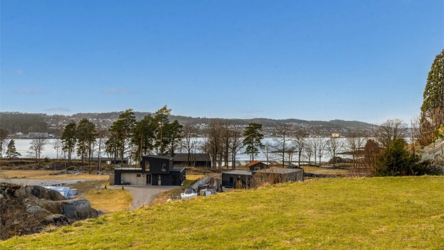 Det er ikke noe å si på utsikten fra stue eller terrassen.