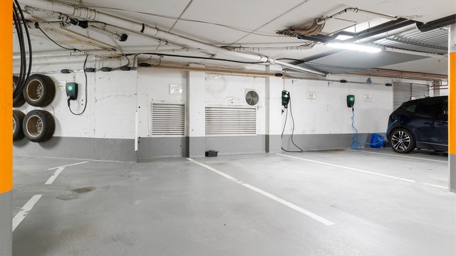 Det medfølger fast parkeringsplass hvor det er instalert elbil-lader