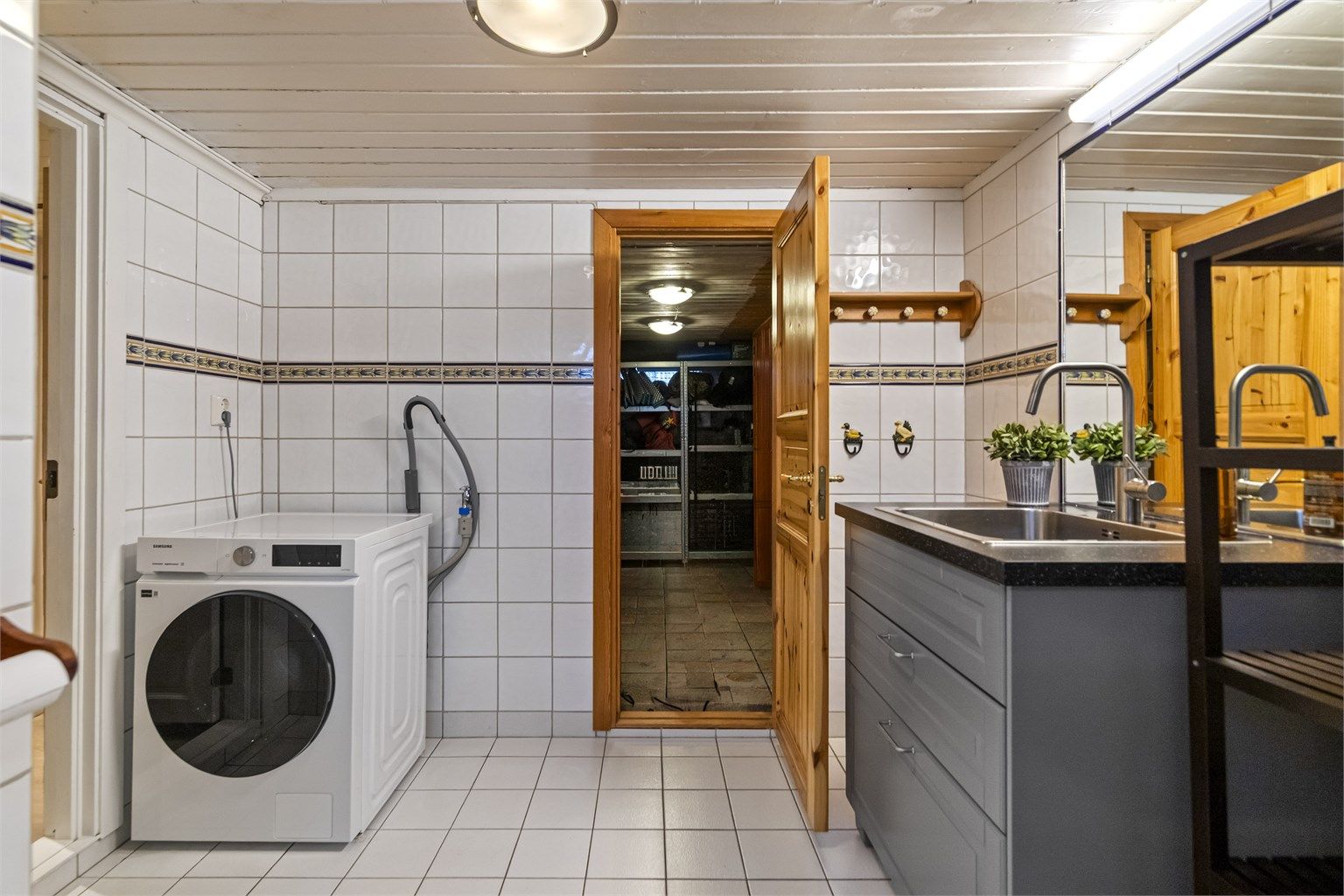 Praktisk bad i kjelleren med gulvvarme og opplegg for vaskemaskin.