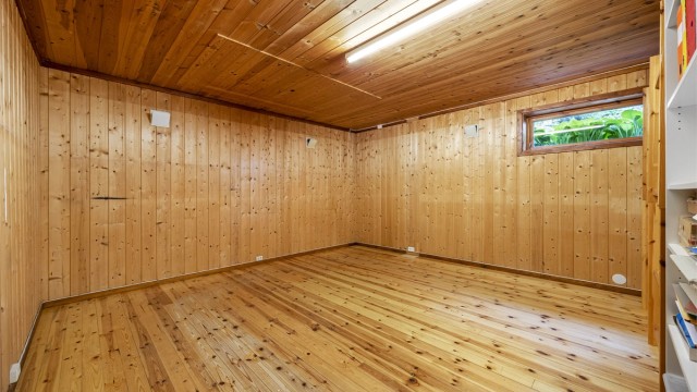 Innredet rom med panel på vegger og tak, egnet for lagring eller hobby.