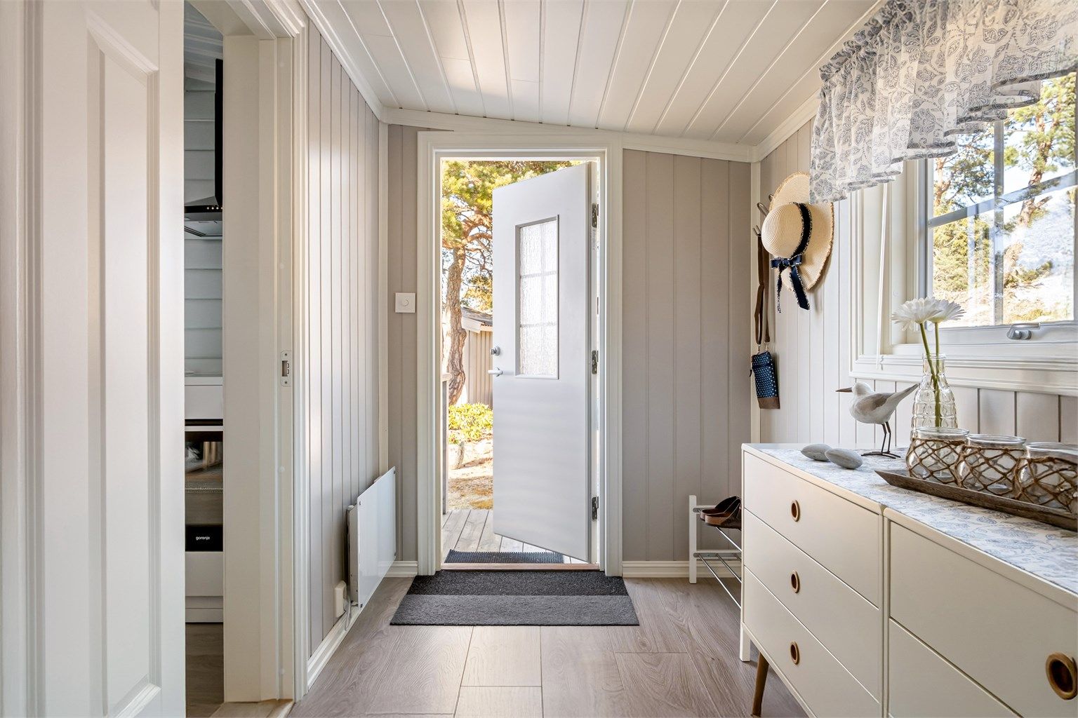 I likhet med inngangsdøren er også alle innerdører fra 2017. Entreen kan lukkes av mot kjøkkenet.