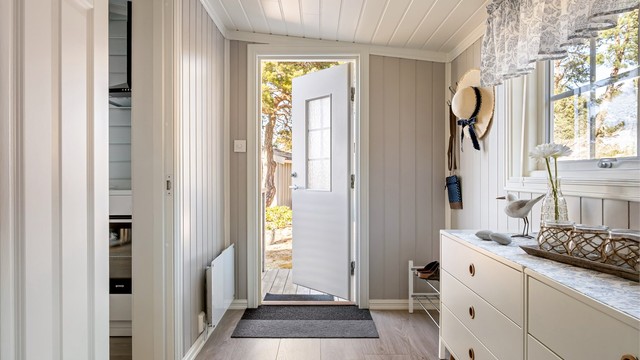 I likhet med inngangsdøren er også alle innerdører fra 2017. Entreen kan lukkes av mot kjøkkenet.