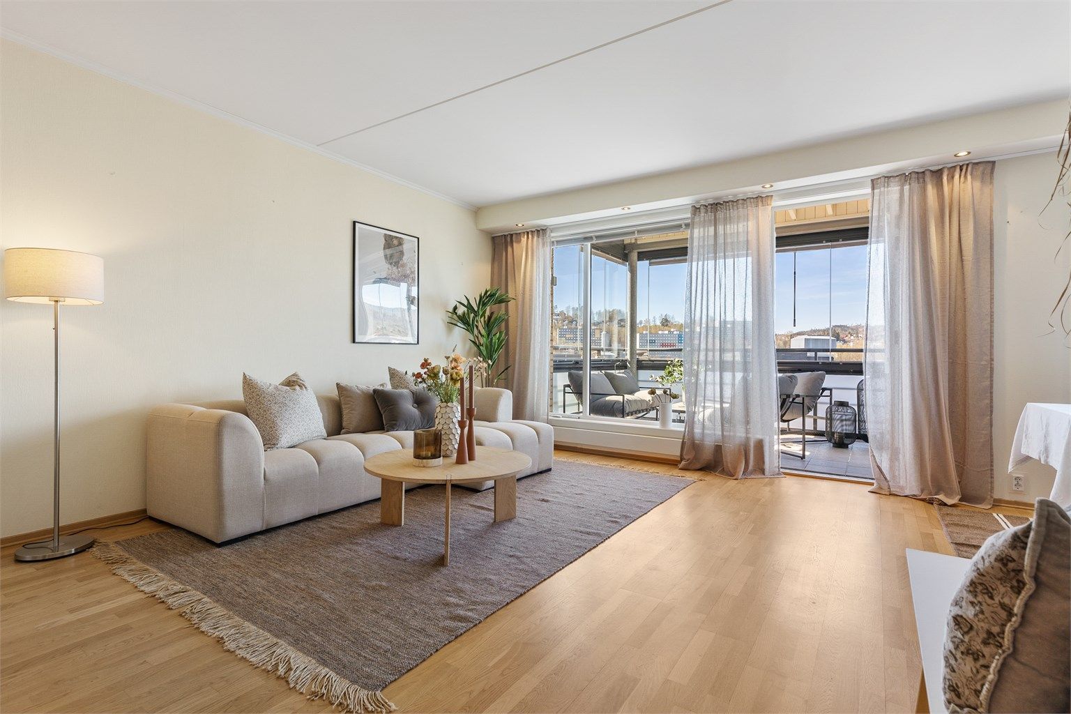 Utgang til innglasset balkong fra stuen.