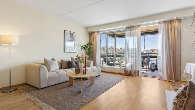 Utgang til innglasset balkong fra stuen.