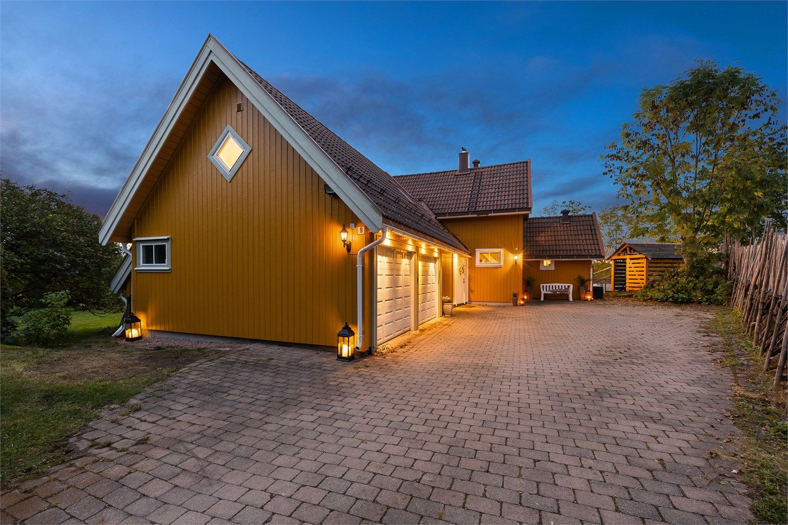 Dobbel garasje og gode parkeringsforhold i stensatt gårdsplass