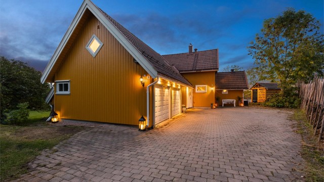 Dobbel garasje og gode parkeringsforhold i stensatt gårdsplass