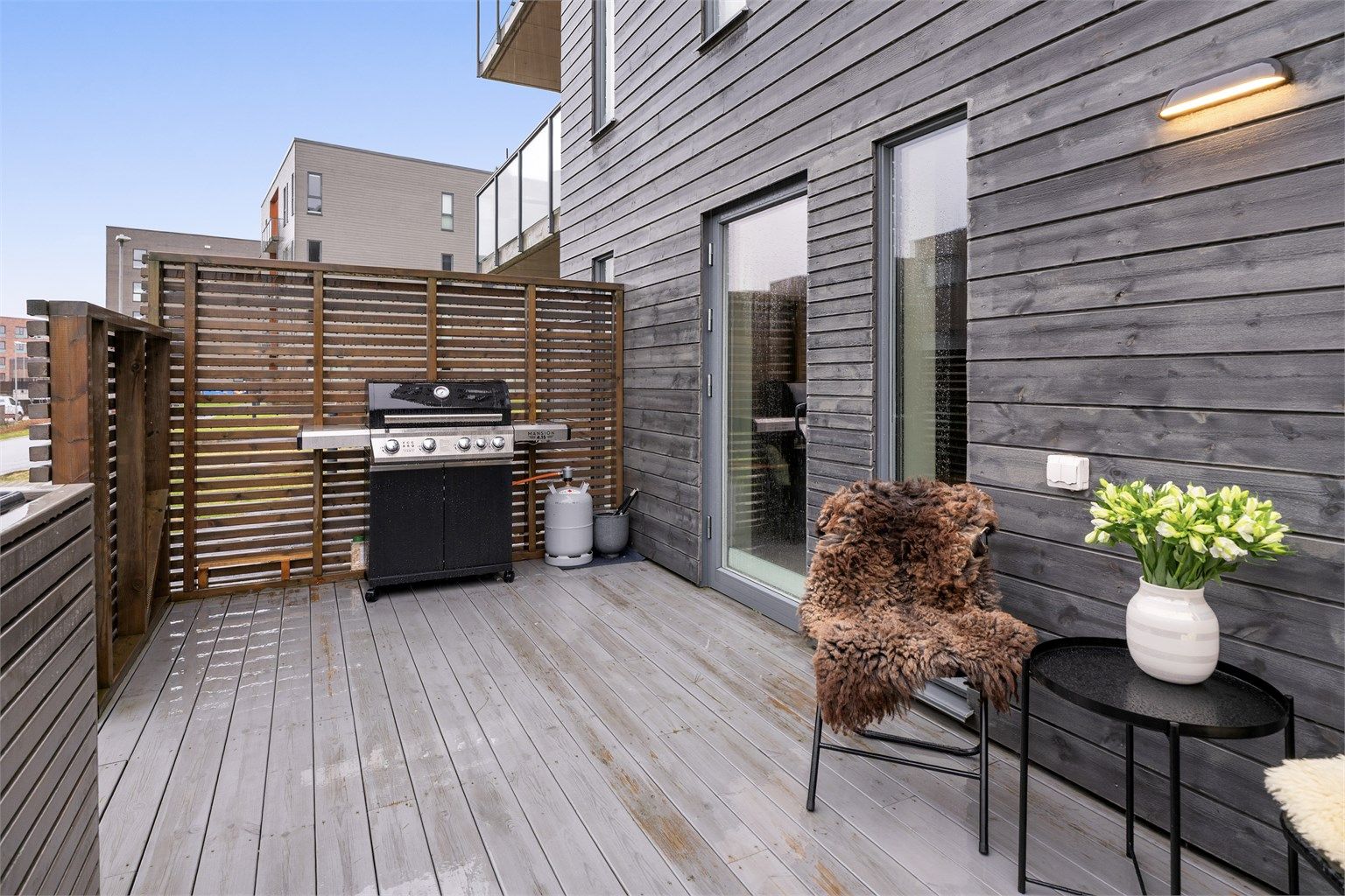 Terrassen har god plass til både grill og sittegruppe.