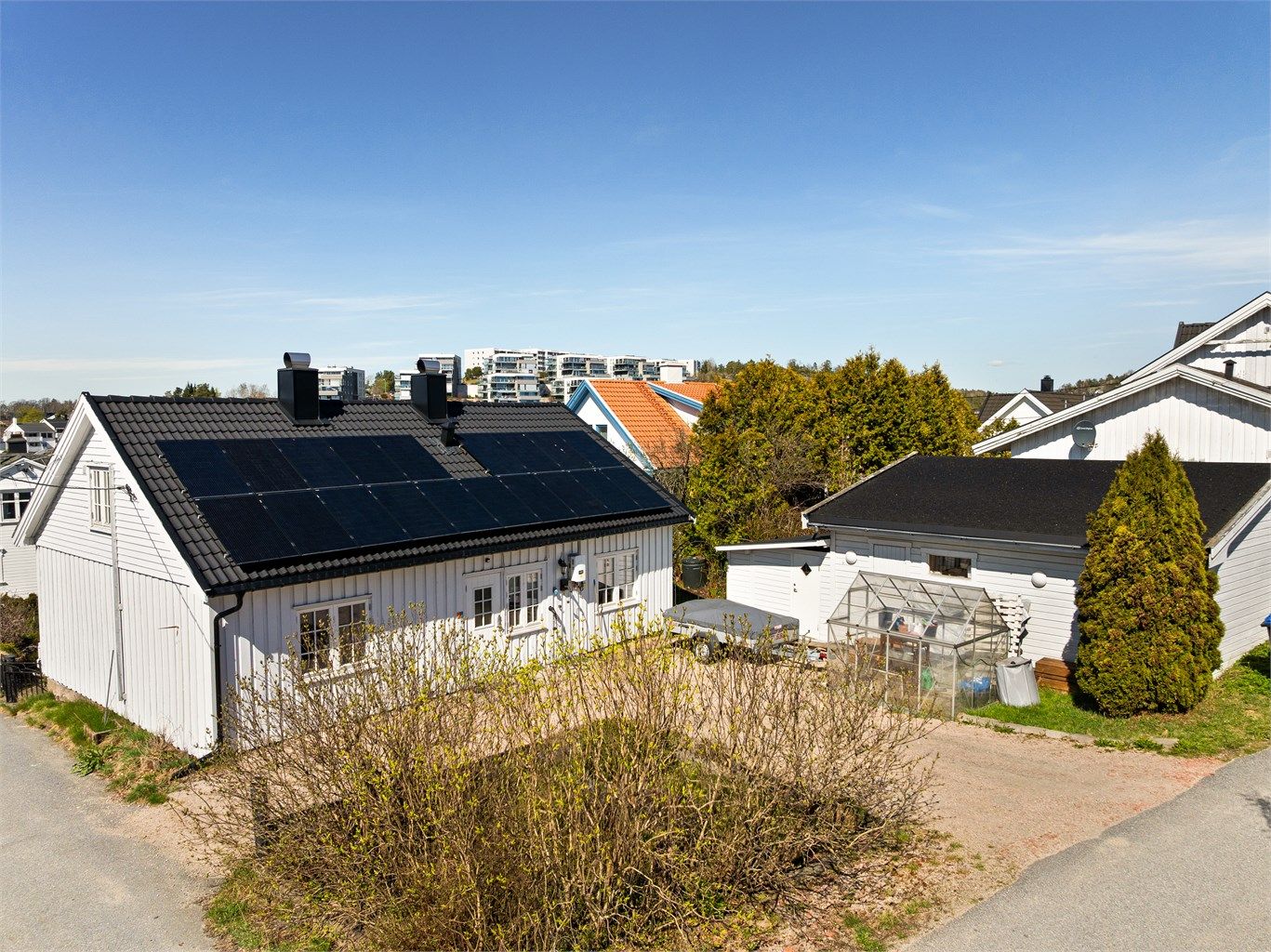 Boligen er betydelig påkostet i senere år, blant annet med flere energibesparende tiltak. Yttertaket ble lagt om i 2020 og samtidig påmontert solcellepanel. Fotograf; Kristoffer Kristiansen.